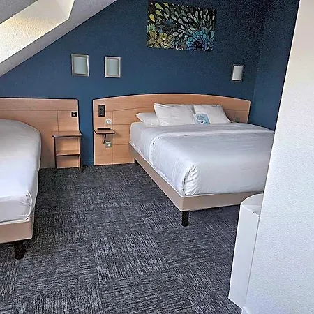 Hotel Kyriad Niort-espace Mendesfrance 3*