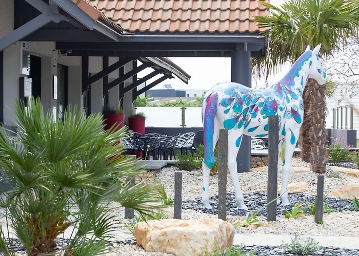 Hotel Kyriad Niort-espace Mendesfrance 3*